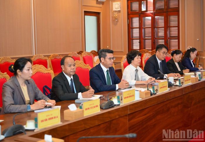  Đoàn đại biểu Ban Tuyên huấn Trung ương Đảng Nhân dân Cách mạng Lào tại buổi làm việc. (Ảnh: THẾ ĐẠI) 