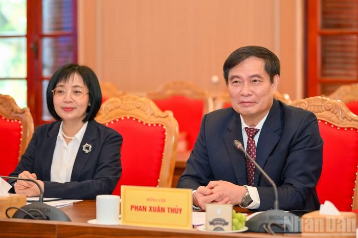 Đồng chí Phan Xuân Thủy nhất trí với đồng chí Sả Khon Phôm Mạ Lạt về định hướng thời gian tới. (Ảnh: THẾ ĐẠI)