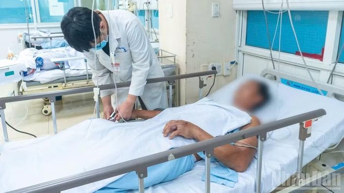 Bác sĩ Bệnh viện Quân y 120 theo dõi và điều trị cho ông T. (Ảnh: Bệnh viện cung cấp)