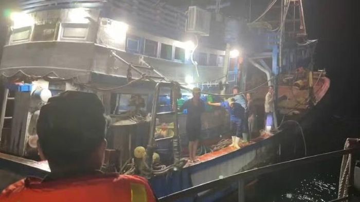 Lực lượng chức năng xử lý tàu đánh bắt hải sản sai vùng quy định. (Ảnh: TRẦN GIỎI)