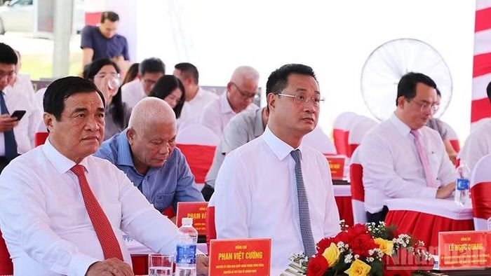 Các đại biểu lãnh đạo tham dự lễ khánh thành. (Ảnh: QV)