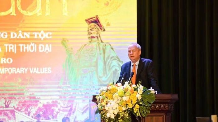 Giáo sư, Tiến sĩ Andrew Hardy phát biểu tại hội thảo. (Ảnh: VG)