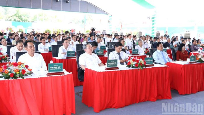 Lãnh đạo thành phố Đồng Nai cùng các đại biểu tham dự lễ khởi công xây dựng cầu Cát Lái và cầu Long Hưng. (Ảnh: THIÊN VƯƠNG)
