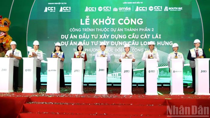 Lãnh đạo thành phố Đồng Nai và các đại biểu thực hiện nghi thức khởi công. (Ảnh: THIÊN VƯƠNG)