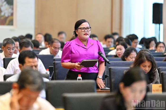 Đại biểu Nguyễn Thị Sửu (Đoàn thành phố Huế) phát biểu. (Ảnh: THỦY NGUYÊN)