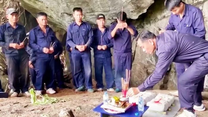 Cán bộ, chiến sĩ Đội tìm kiếm, quy tập hài cốt liệt sĩ số 1 Bộ Chỉ huy quân sự tỉnh Quảng Trị truy điệu, dâng hương các hài cốt liệt sĩ tại hiện trường. (Ảnh: HC)