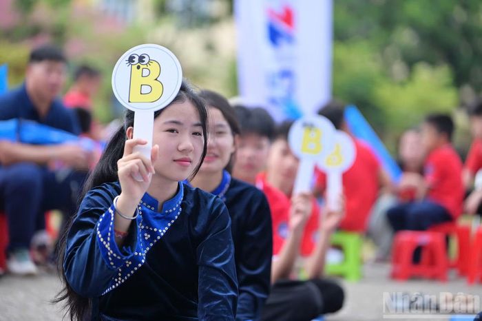 Cuộc thi diễn ra trong không khí hào hứng, ngập tràn tiếng cười trẻ thơ giữa núi rừng trùng điệp, thu hút đông đảo người dân địa phương theo dõi, cổ vũ. (Ảnh: LINH PHAN)