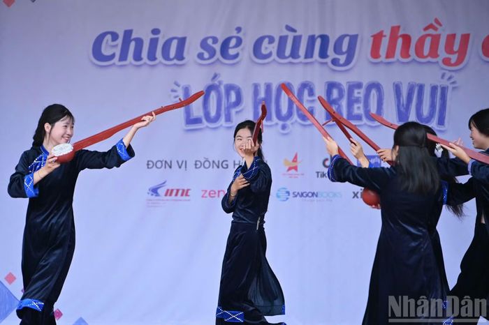 Trong đó, đáng chú ý có Hành trình "Lớp học reo vui", bao gồm chuỗi các hoạt động tri ân thầy, cô giáo và mang niềm vui đến với các em học sinh, chung tay "thay áo mới" cho những lớp học đã cũ. (Ảnh: LINH PHAN)