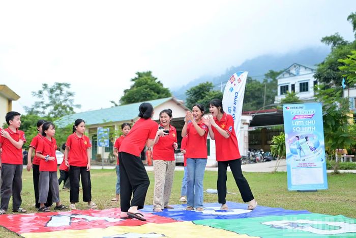 Điều này có ý nghĩa đặc biệt trong bối cảnh công nghệ phát triển, khi hiện tượng "đám đông cô đơn" đang dần xuất hiện bởi sự xuất hiện ngày càng nhiều của các thiết bị thông minh cá nhân, học tập bằng công nghệ trong môi trường học đường. (Ảnh: LINH PHAN)