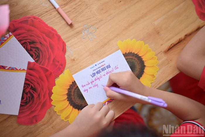 Được tổ chức lần đầu tiên vào năm 2015, chương trình "Chia sẻ cùng thầy cô" sau hơn một thập kỷ đã tuyên dương tổng cộng 656 giáo viên tiêu biểu, xuất sắc và triển khai 34 hành trình chia sẻ với thầy, cô giáo trên khắp mọi miền đất nước. (Ảnh: LINH PHAN)