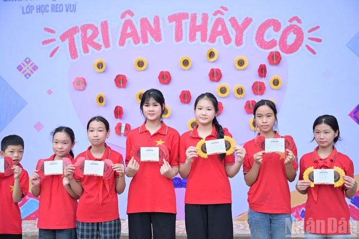 Qua hành trình, mỗi khoảnh khắc, mỗi câu chuyện gieo chữ thầm lặng của thầy cô và nụ cười rạng rỡ của học trò nơi biên giới, hải đảo sẽ được tái hiện chân thực. (Ảnh: LINH PHAN)