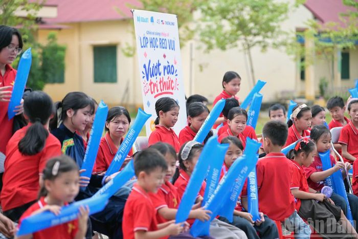 Năm nay, chương trình "Chia sẻ cùng thầy cô" dự kiến sẽ tuyên dương 34 giáo viên tiêu biểu, xuất sắc nhất tại Thủ đô Hà Nội vào đúng dịp Ngày Hiến chương Nhà giáo Việt Nam 20/11. (Ảnh: LINH PHAN)