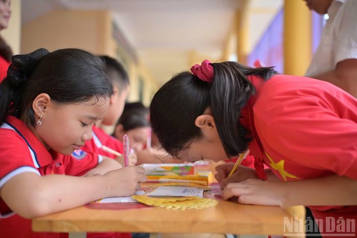 Được biết, sau khi hành trình khép lại, Ban tổ chức sẽ thực hiện một triển lãm cùng tên nhằm khắc họa những câu chuyện gieo chữ thầm lặng trên khắp mọi miền Tổ quốc. (Ảnh: LINH PHAN)