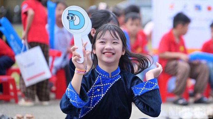 Học sinh xã Nghĩa Tá (tỉnh Thái Nguyên) tham gia cuộc thi "Rung chuông vàng" trong chặng đầu tiên của Hành trình "Lớp học reo vui". (Ảnh: LINH PHAN)
