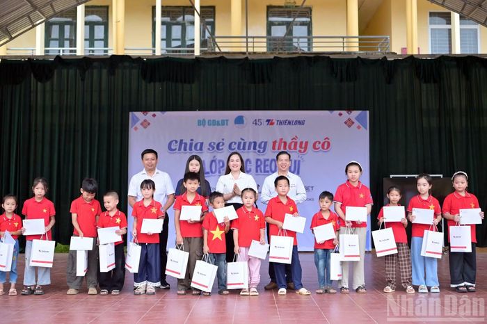 Trong chặng đầu tiên của Hành trình, diễn ra tại Trường tiểu học và trung học cơ sở Nghĩa Tá (xã Nghĩa Tá, tỉnh Thái Nguyên), Trung ương Hội Liên hiệp Thanh niên Việt Nam đã phối hợp các đơn vị liên quan trao quà, khóa học tiếng Anh tặng các thầy, cô giáo, trao nhiều phần học bổng, khóa học tiếng Anh trực tuyến tặng học sinh vượt khó học tốt. (Ảnh: LINH PHAN)