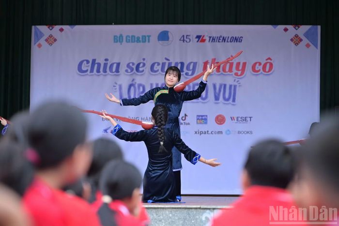 Do Trung ương Hội Liên hiệp Thanh niên Việt Nam, Bộ Giáo dục và Đào tạo phối hợp Tập đoàn Thiên Long triển khai, chương trình "Chia sẻ cùng thầy cô" năm 2026 có nhiều thay đổi mang tính đột phá hướng đến các tác động tích cực, bền vững. (Ảnh: LINH PHAN)