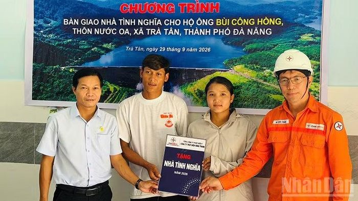 Bàn giao căn nhà tình nghĩa cho hộ ông Bùi Công Hồng ở thôn Nước Oa. (Ảnh: ĐT)