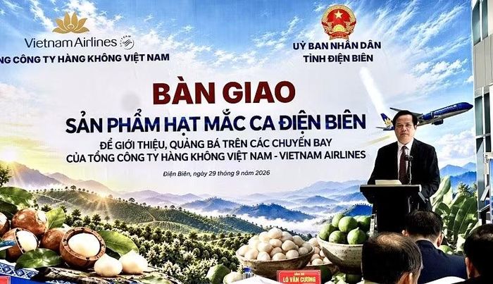 Đồng chí Lò Văn Cương, Phó Chủ tịch Ủy ban nhân dân tỉnh Điện Biên phát biểu tại lễ bàn giao sản phẩm nhân hạt mắc-ca Điện Biên cho Tổng Công ty Hàng không Việt Nam. (Ảnh: LÊ LAN)