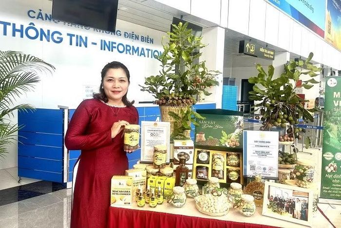 Bà Vũ Việt Hà, chủ cơ sở sản xuất, chế biến mắc-ca Việt Hà (tại xã Tuần Giáo, tỉnh Điện Biên) giới thiệu các sản phẩm đã được công nhận đạt chuẩn OCOP. (Ảnh: LÊ LAN)