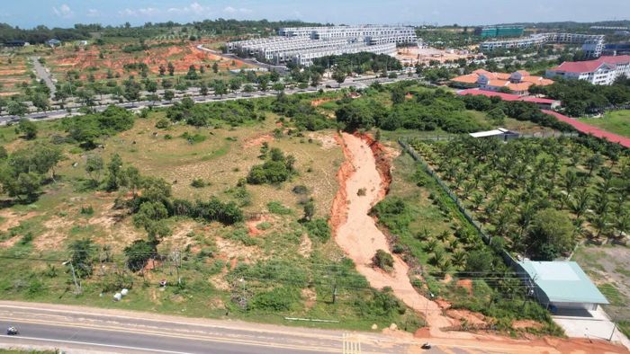 Hiện trường vụ sạt lở. (Ảnh: QUÝ NGỌC)