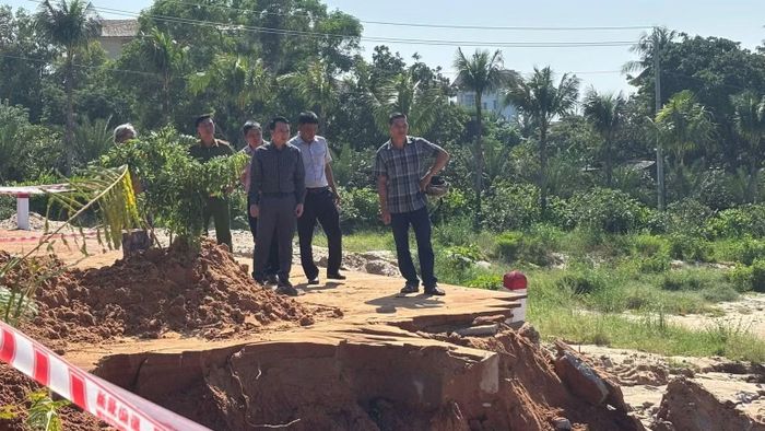 Lực lượng chức năng xuống kiểm tra. (Ảnh: Ủy ban nhân dân phường cung cấp)