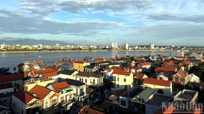 Một góc phường Đồng Hới bên bờ sông Nhật Lệ, Quảng Trị. (Ảnh: HNV)