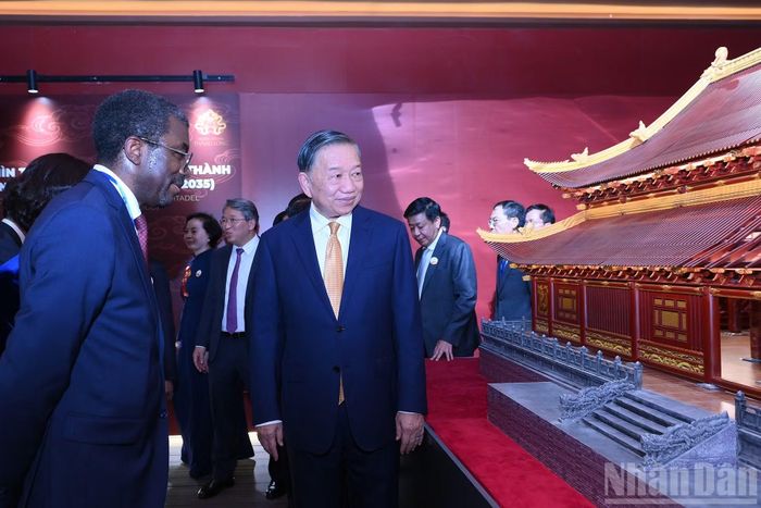 Tổng Bí thư, Chủ tịch nước Tô Lâm và các đại biểu tham quan trưng bày tính xác thực về phục dựng Điện Kính Thiên và không gian Điện Kính Thiên.