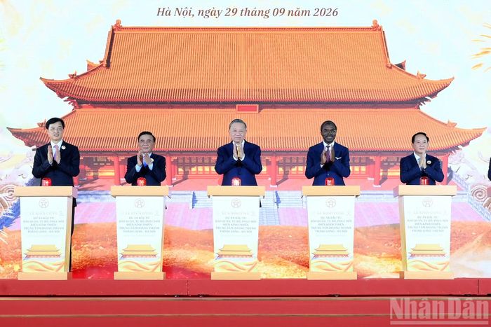 Tổng Bí thư, Chủ tịch nước Tô Lâm và các đại biểu thực hiện nghi thức khởi công Dự án đầu tư bảo quản, tu bổ, phục hồi Điện Kính Thiên.