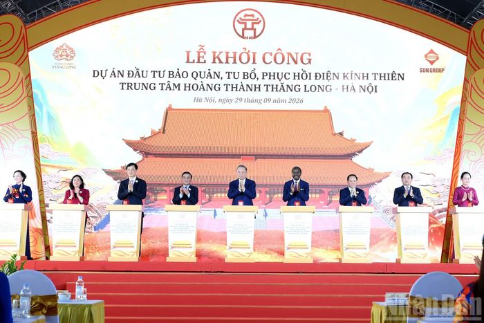 Tổng Bí thư, Chủ tịch nước Tô Lâm và các đại biểu thực hiện nghi thức khởi công Dự án đầu tư bảo quản, tu bổ, phục hồi Điện Kính Thiên.