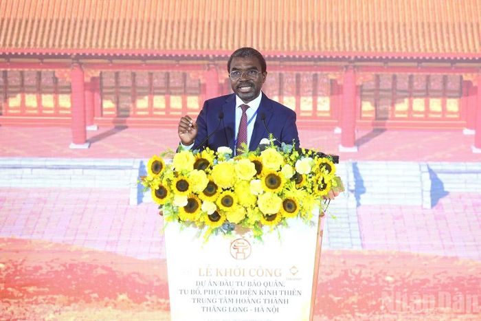 Ông Lazare Eloundou Assomo, Giám đốc Trung tâm Di sản thế giới phát biểu tại lễ khởi công. (Ảnh: ĐĂNG KHOA)