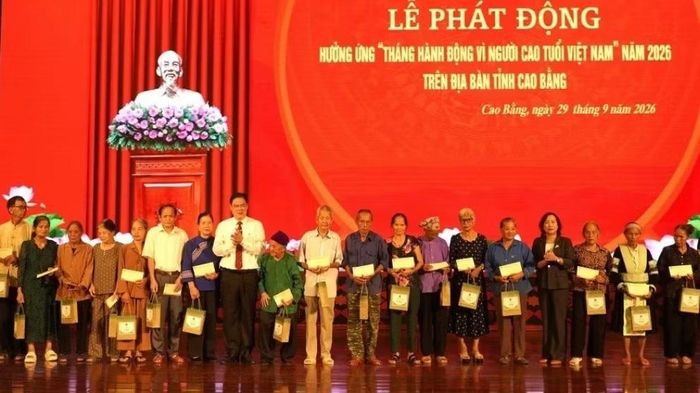 Lãnh đạo tỉnh Cao Bằng tặng quà người cao tuổi hoàn cảnh khó khăn. (Ảnh: Báo Cao Bằng)