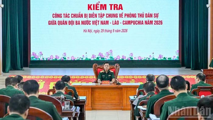 Thượng tướng Nguyễn Trường Thắng chủ trì cuộc kiểm tra. (Ảnh THẾ ĐẠI)
