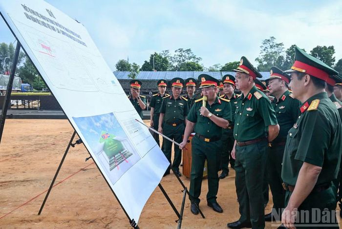 Thượng tướng Nguyễn Trường Thắng và Thượng tướng Lê Quang Đạo kiểm tra tại các địa điểm dự kiến tổ chức các hoạt động trong khuôn khổ diễn tập.