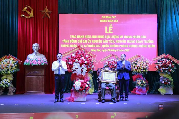 Đồng chí Phạm Quang Ngọc, Ủy viên Trung ương Đảng, Bí thư Tỉnh ủy Hưng Yên tặng hoa chúc mừng Đại úy Nguyễn Văn Tích nhận danh hiệu Anh hùng Lực lượng vũ trang nhân dân. (Ảnh: Mai Tú)