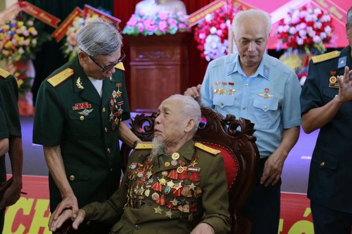 Đại úy Nguyễn Văn Tích bên các đồng đội. (Ảnh: Mai Tú)