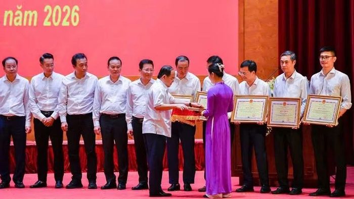 Bí thư Thành ủy, Trưởng Đoàn đại biểu Quốc hội thành phố Quảng Ninh Quản Minh Cường trao Bằng khen của Ủy ban nhân dân thành phố cho các tập thể có thành tích xuất sắc. (Ảnh: QUANG THỌ)