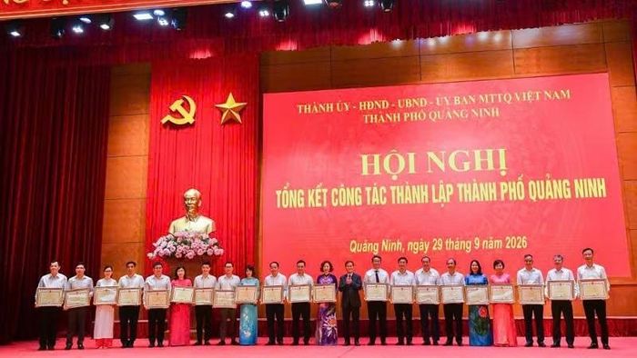 Chủ tịch Ủy ban nhân dân thành phố Quảng Ninh Bùi Văn Khắng trao Bằng khen cho các cá nhân có thành tích xuất sắc. (Ảnh: QUANG THỌ)