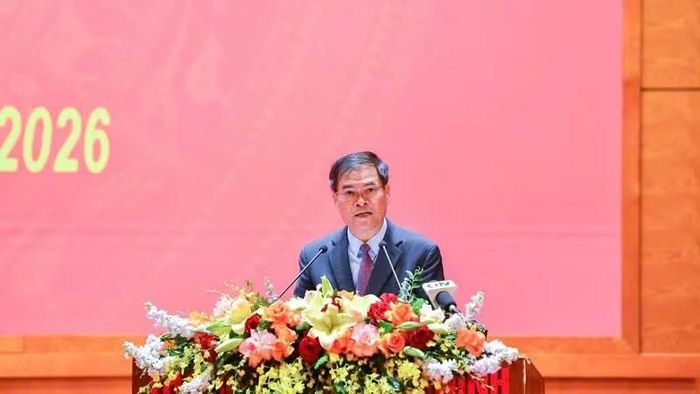 Chủ tịch Ủy ban nhân dân thành phố Quảng Ninh Bùi Văn Khắng phát biểu tại hội nghị. (Ảnh: QUANG THỌ)
