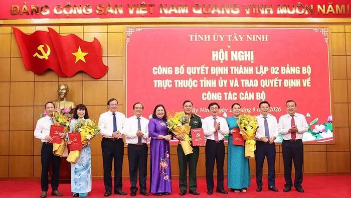 Các đồng chí được phân công, điều động nhận quyết định tại hội nghị. (Ảnh: Tỉnh ủy Tây Ninh)