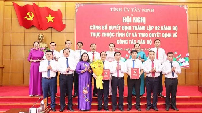 Ban Chấp hành Đảng bộ Hội đồng nhân dân tỉnh Tây Ninh nhiệm kỳ 2025-2030 ra mắt hội nghị. (Ảnh: Tỉnh ủy Tây Ninh)