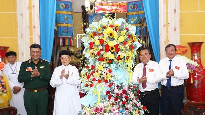Lãnh đạo Quân khu 7 và tỉnh Tây Ninh chúc mừng Đại lễ Hội yến Diêu Trì Cung năm 2026. (Ảnh: Việt Khoa)