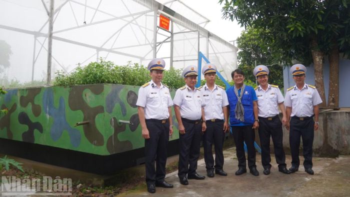 Thủ trưởng Bộ Tư lệnh Quân chủng Hải quân và lãnh đạo Thành phố Hồ Chí Minh tham quan công trình nhà lưới trồng rau do thành phố tặng tại Trạm radar 600, đảo Nam Du.