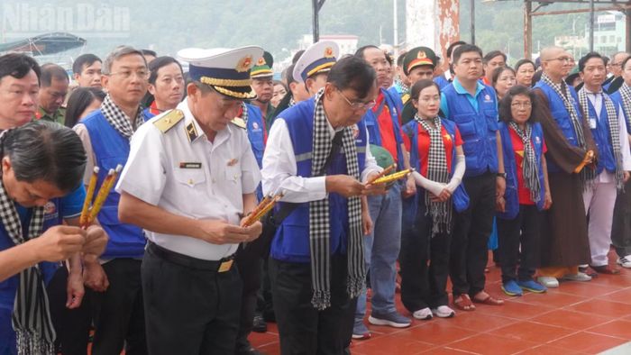Đoàn đại biểu Thành phố Hồ Chí Minh dâng hương tưởng niệm.