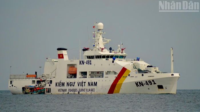 Tàu KN-491 đón đại biểu về tàu tiếp tục hải trình.