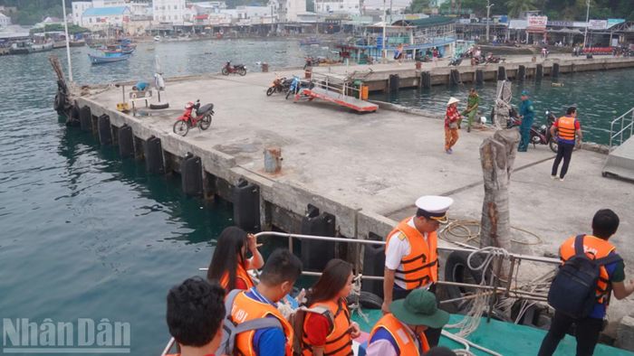 Đại biểu cơ động vào đảo Nam Du.