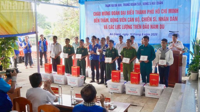 Đoàn đại biểu Thành phố Hồ Chí Minh trao quà cho các lực lượng làm nhiệm vụ tại đảo Nam Du.