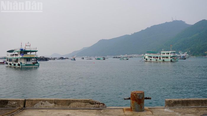 Tàu du lịch hoạt động tại đảo Nam Du.