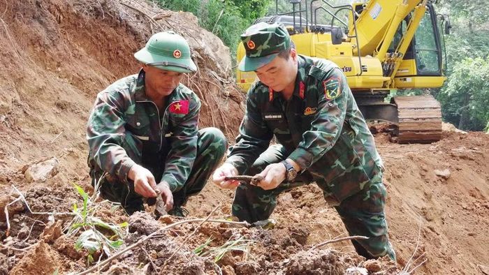 Đội tìm kiếm, quy tập hài cốt liệt sĩ khảo sát, tìm kiếm các vị trí nghi có hài cốt liệt sĩ tại bình độ 300, thôn Giang Nam, xã Thanh Thủy. (Ảnh: Cộng tác viên)