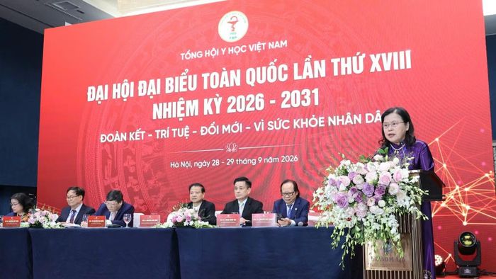 Phó Giáo sư, Tiến sĩ Nguyễn Thị Xuyên, Chủ tịch Tổng hội Y học Việt Nam nhiệm kỳ 2021-2026 báo cáo tại Đại hội. (Ảnh: TRẦN MINH)