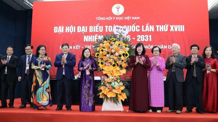 Lãnh đạo Bộ Y tế tặng hoa chúc mừng đại hội đại biểu toàn quốc Tổng hội Y học Việt Nam. (Ảnh: TRẦN MINH)